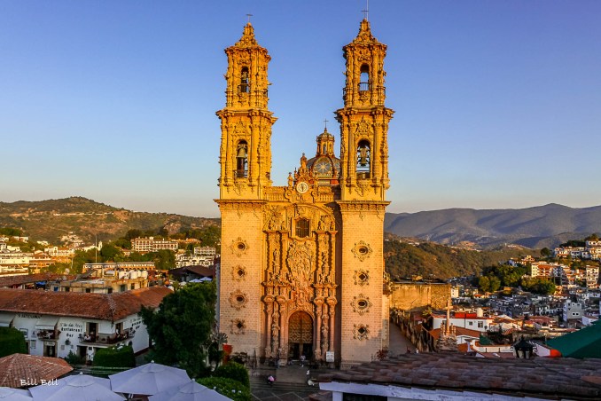 The magnificent Santa Prisca Church in Taxco, a baroque architectural gem, stands as a symbol of the town’s rich colonial past. Its twin towers rise above the hills, offering breathtaking views over the town’s whitewashed homes and winding streets.