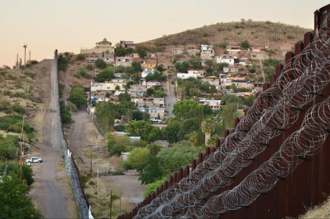 Los Nogales: Two faces of a hard border wall