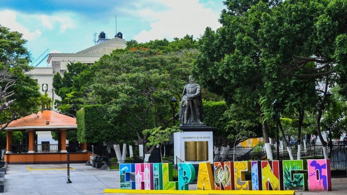 hilpancingo's vibrant city sign stands proudly in front of a historical statue in the heart of the city. This area commemorates the "Sentimientos de la Nación," celebrating the city's rich historical past and its key role in Mexico's journey to independence.